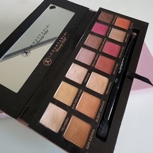 Anastasia Beverly hills Modern Renaissance eyeshadow palette